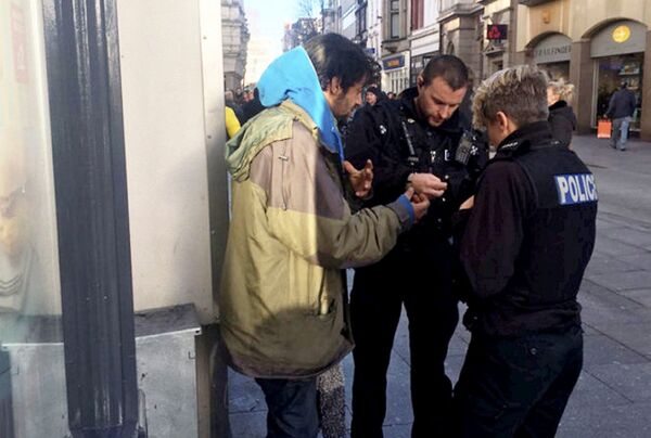 Полицейские рассматривают монетку с кроликом Полицейские рассматривают монетку с кроликом - Sputnik Армения