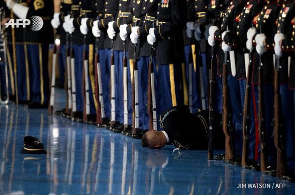 Военный упал в обморок во время прощальной речи Барака Обамы Военный упал в обморок во время прощальной речи Барака Обамы - Sputnik Արմենիա