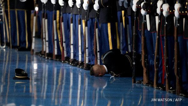 Военный упал в обморок во время прощальной речи Барака Обамы - Sputnik Արմենիա