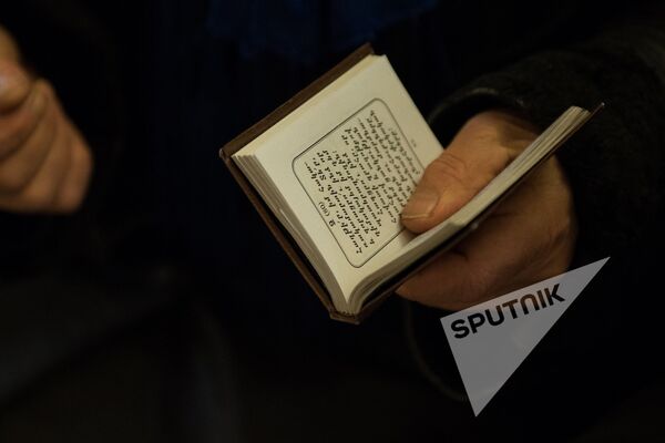 прихожанин с Библией - Sputnik Армения