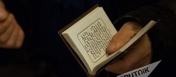 прихожанин с Библией прихожанин с Библией - Sputnik Армения