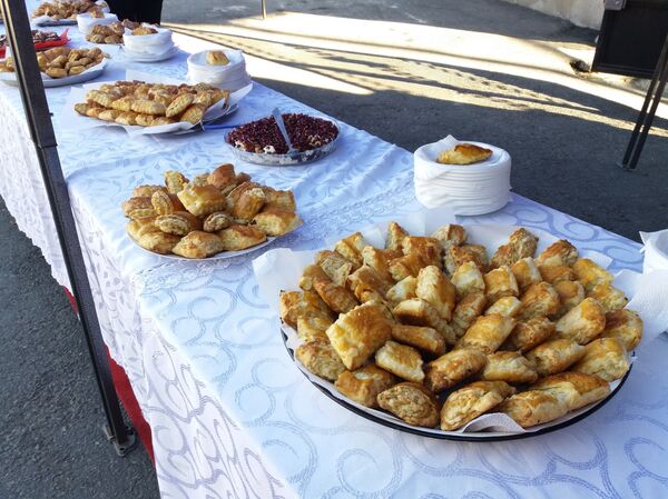 угощение во дворе церкви Сурб Геворк в Тбилиси угощение во дворе церкви Сурб Геворк в Тбилиси - Sputnik Армения