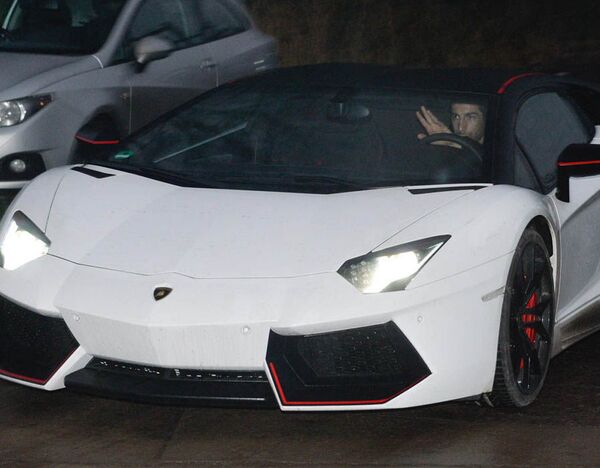 Генрих Мхитарян и его Ламборджини Авентадор Генрих Мхитарян и его Ламборджини Авентадор - Sputnik Армения