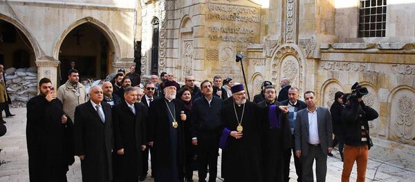 Киликийский Католикос Армянской Апостольской церкви Арам I Кешишян у развалин церкви в Алеппо - Sputnik Армения