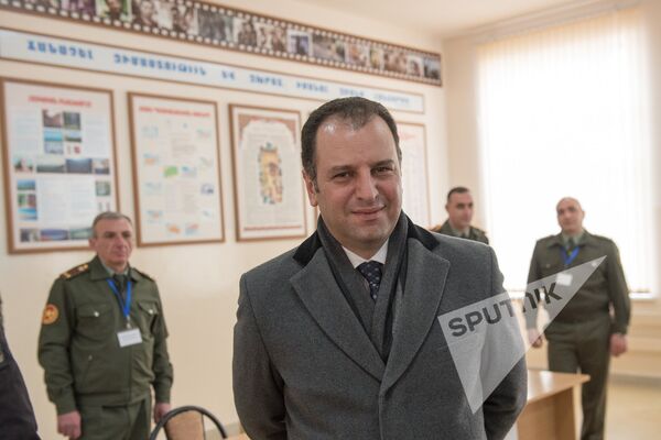 Виген Саргсян в сборном пункте  - Sputnik Армения
