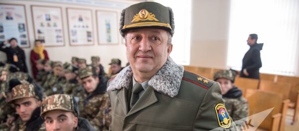 Мовсес Акопян в сборном пункте  - Sputnik Армения