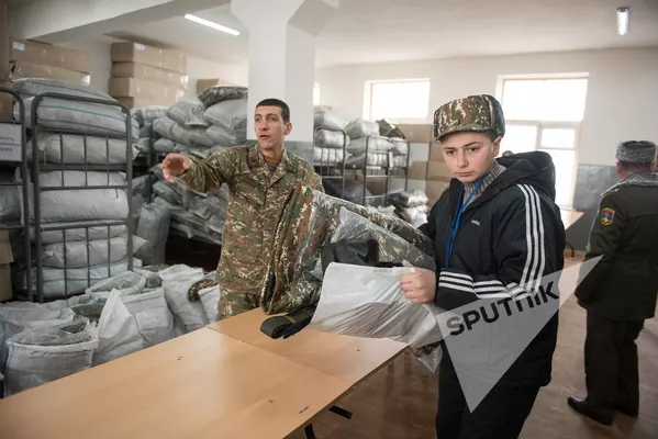 Призывникам выдают военное обмундирование, 2017, Ереван Призывникам выдают военное обмундирование, 2017, Ереван - Sputnik Армения