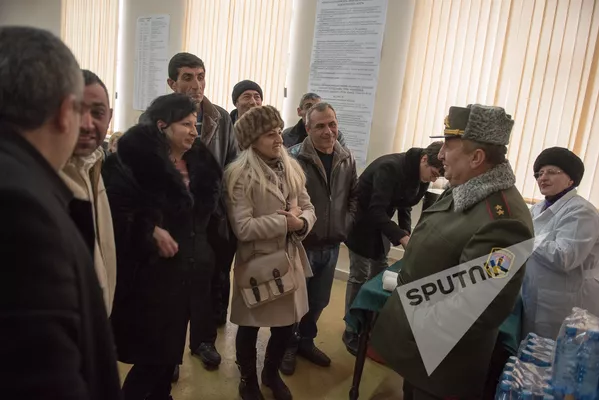 Зимний призыв в армию 2017, Ереван. Мовсес Акопян беседует с родителями призывников Зимний призыв в армию 2017, Ереван. Мовсес Акопян беседует с родителями призывников - Sputnik Армения