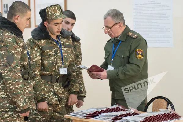 Призывники на сборном пункте, 2017, Ереван Призывники на сборном пункте, 2017, Ереван - Sputnik Армения