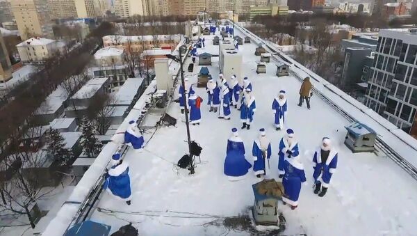 СПУТНИК_Дед Мороз с крыши: как в одной из больниц Москвы поздравили детей с Рождеством - Sputnik Արմենիա