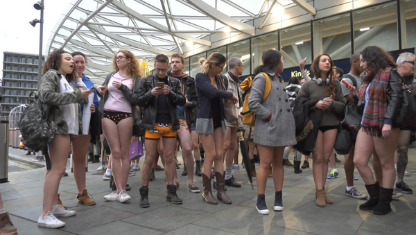 День без штанов – как ежегодный флешмоб прошел в Лондоне и Берлине - Sputnik Արմենիա