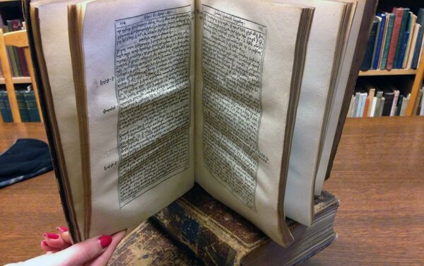 Новый Завет XVIII века на армянском языке в библиотеке имени Эдмонда Шульца в Будапеште - Sputnik Армения
