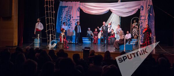 “Новогодняя комедия в стихах” в исполнении любительского театра из Степанакерта в театре им. Станиславского “Новогодняя комедия в стихах” в исполнении любительского театра из Степанакерта в театре им. Станиславского - Sputnik Արմենիա