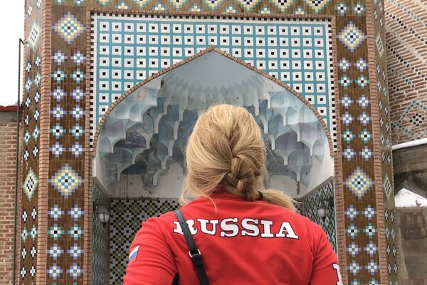 Российская туристка Надежда Оранская у Голубой мечети в Ереване - Sputnik Армения