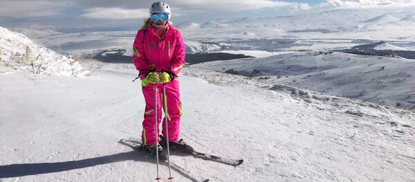 Надежда Оранская в Цахкадзоре катается на лыжах - Sputnik Армения