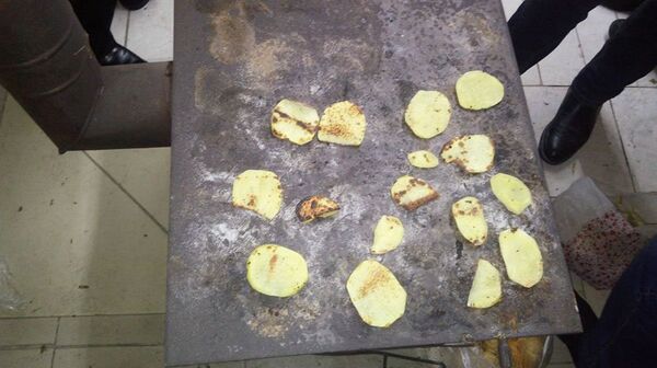 Гостей Гюмрийского катка угощают картофелем, приготовленным на печке Гостей Гюмрийского катка угощают картофелем, приготовленным на печке - Sputnik Армения