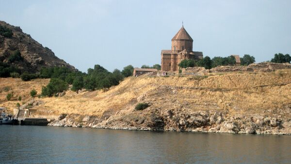 Озеро Ван. Армянская церковь Сурб Хач  - Sputnik Армения