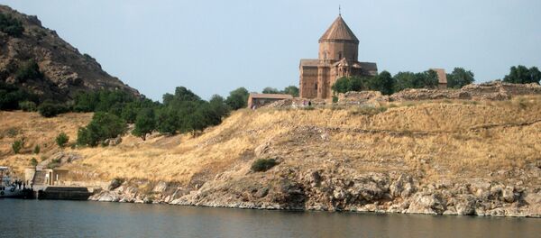 Озеро Ван. Армянская церковь Сурб Хач - Sputnik Армения
