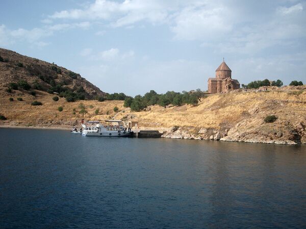 Озеро Ван. Армянская церковь Сурб Хач  - Sputnik Армения