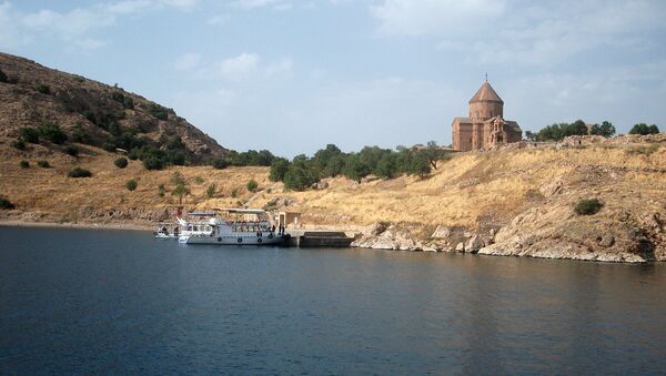 Озеро Ван. Армянская церковь Сурб Хач - Sputnik Армения