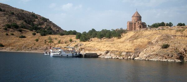 Озеро Ван. Армянская церковь Сурб Хач - Sputnik Армения