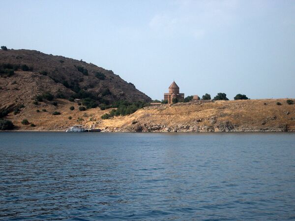 Озеро Ван. Армянская церковь Сурб Хач  - Sputnik Արմենիա