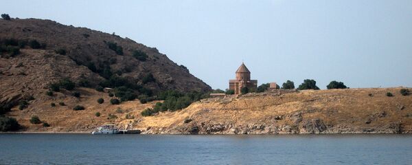 Озеро Ван. Армянская церковь Сурб Хач - Sputnik Армения