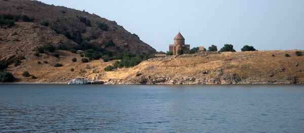 Озеро Ван. Армянская церковь Сурб Хач - Sputnik Армения