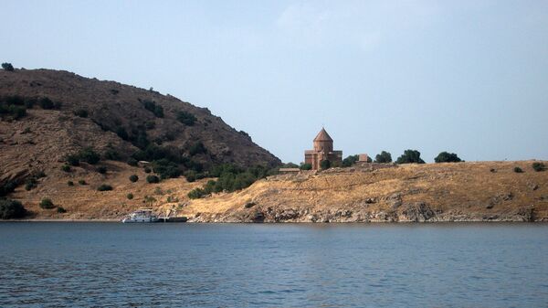 Վանա լիճն ու Սուրբ խաչ եկեղեցին - Sputnik Արմենիա