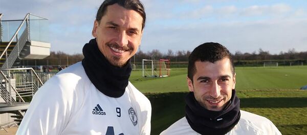 Две награды Английской Премьер Лиги в декабре. Златан Ибраимович признан лучшим игроком EA_Sports, а Генрих Мхитарян получил награду Лучший гол месяца - Sputnik Армения