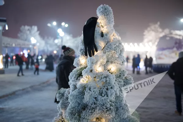 Из любви к искусству? Перчатка попала в объектив нашей камеры, значит - не пропала. Из любви к искусству? Перчатка попала в объектив нашей камеры, значит - не пропала. - Sputnik Армения