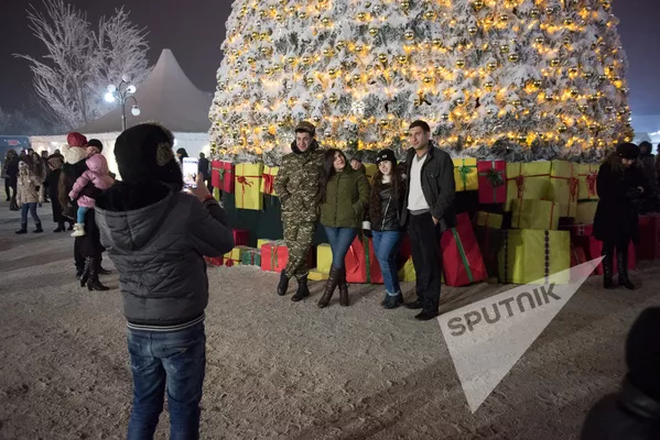 Грех не сфоткаться на фоне новогодней красавицы. Грех не сфоткаться на фоне новогодней красавицы. - Sputnik Армения