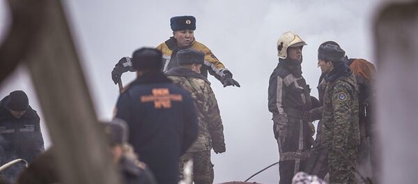 Сотрудники МЧС на месте крушения самолета под Бишкеком Сотрудники МЧС на месте крушения самолета под Бишкеком - Sputnik Армения
