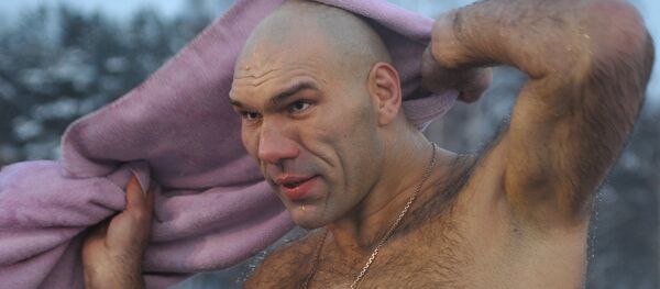 Николай Валуев купается в проруби на Крещение - Sputnik Армения