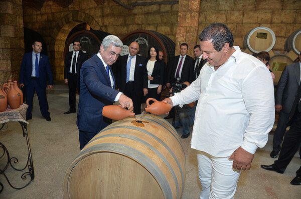 президент Армении Серж Саргсян посетил коньячно-винно-водочный комбинат Арарат президент Армении Серж Саргсян посетил коньячно-винно-водочный комбинат Арарат - Sputnik Արմենիա