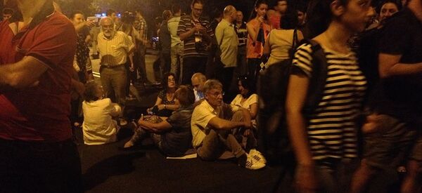 Сидячая акция протеста на проспекте Баграмяна. Фото с места событий. Сидячая акция протеста на проспекте Баграмяна. Фото с места событий. - Sputnik Արմենիա