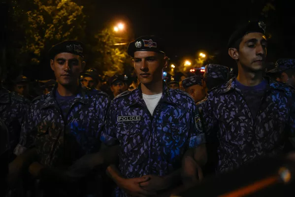 Полиция Армении контролирует ситуацию на улице Баграмяна Полиция Армении контролирует ситуацию на улице Баграмяна - Sputnik Армения