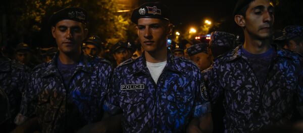 Полиция Армении контролирует ситуацию на улице Баграмяна Полиция Армении контролирует ситуацию на улице Баграмяна - Sputnik Армения