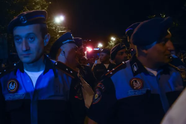 Полиция Армении контролирует ситуацию на улице Баграмяна, где протестуют участники движения Нет грабежу Полиция Армении контролирует ситуацию на улице Баграмяна, где протестуют участники движения Нет грабежу - Sputnik Армения