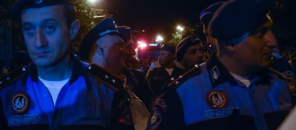 Полиция Армении контролирует ситуацию на улице Баграмяна, где протестуют участники движения Нет грабежу - Sputnik Արմենիա