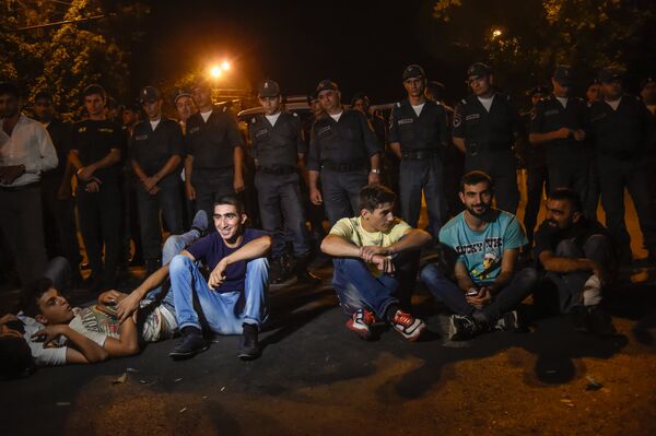 Митинг на улице Баграмяна против подорожания электроэнергии Митинг на улице Баграмяна против подорожания электроэнергии - Sputnik Армения