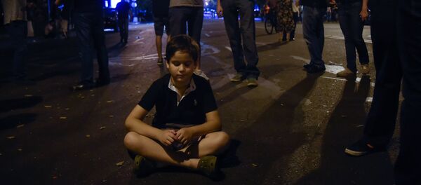 Митинг на улице Баграмяна против подорожания электроэнергии Митинг на улице Баграмяна против подорожания электроэнергии - Sputnik Армения