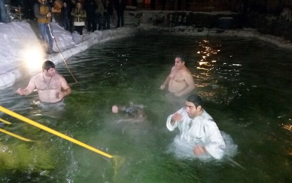 Ռուս ուղղափառները Գյումրիում նշեցին Քրիստոսի Մկրտության տոնը - Sputnik Արմենիա