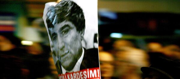 Демонстрант держит в руке плакат с портретом Гранта Динка Демонстрант держит в руке плакат с портретом Гранта Динка - Sputnik Армения