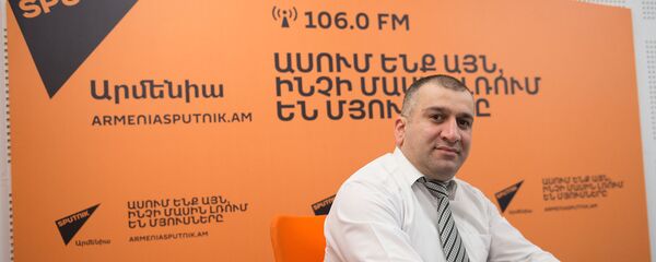 Мнацакан Бичахчян в гостях у радио Sputnik Армения Мнацакан Бичахчян в гостях у радио Sputnik Армения - Sputnik Արմենիա