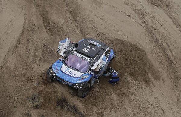 Французский гонщик Ромен Дюма пытается вывести из песка свой Peugeot. «Дакар» Ралли 2017. Боливия - Sputnik Армения