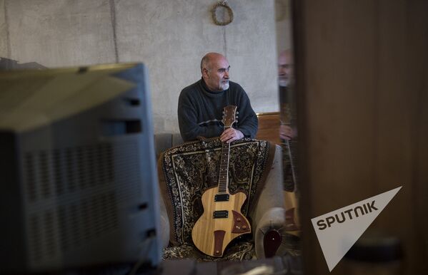 Ռաֆայել Շահբազյան  66 տարեկան է։ 50 տարի եղել կիթառահար, վերջին 5 տարիներին զբաղվում է կիթառ պատրաստելով։ Ասում է, որ ամենահիշարժան կիթառն այն է, որը մեկ տարի առաջ նվիրել է թոռնուհուն` Արաքսին։ - Sputnik Արմենիա