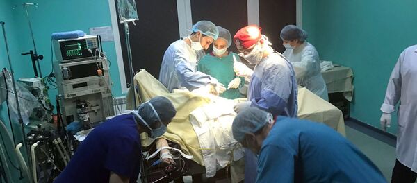 В Гюмри родилась тройня. Врачи принимают роды - Sputnik Армения