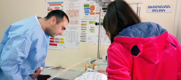 В Гюмри родилась тройня. Родители тройняшек - Артур Шухян и Ани Балян В Гюмри родилась тройня. Родители тройняшек - Артур Шухян и Ани Балян - Sputnik Արմենիա