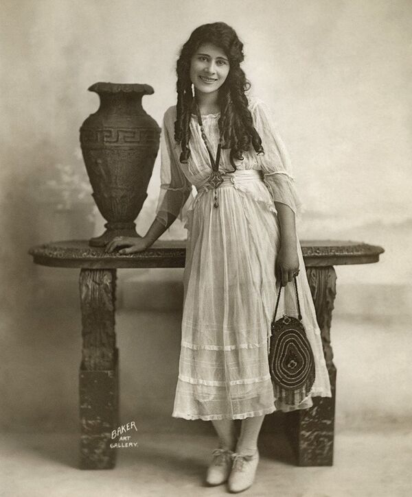 Аврора Мардиганян и ее идеальный стиль: красота первой половины ХХ века Аврора Мардиганян и ее идеальный стиль: красота первой половины ХХ века - Sputnik Армения